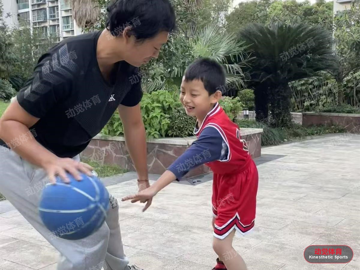 教练在小区指导孩子进行篮球训练